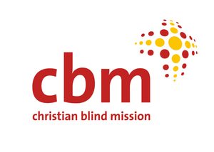 Logotipo de CBM en rojo en el centro sobre fondo blanco. Debajo aparece el texto en rojo: “Christian Blind Mission”. En la esquina superior derecha hay un símbolo formado por muchos círculos rojos y amarillos de distintos tamaños, dispuestos en forma de cruz o estrella inclinada.