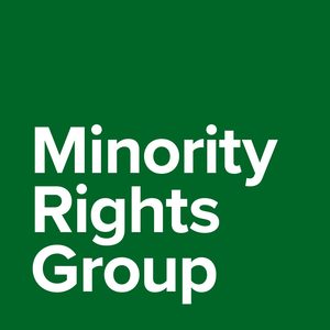 Logotipo de Minority Rights Group con fondo verde y el texto en blanco.