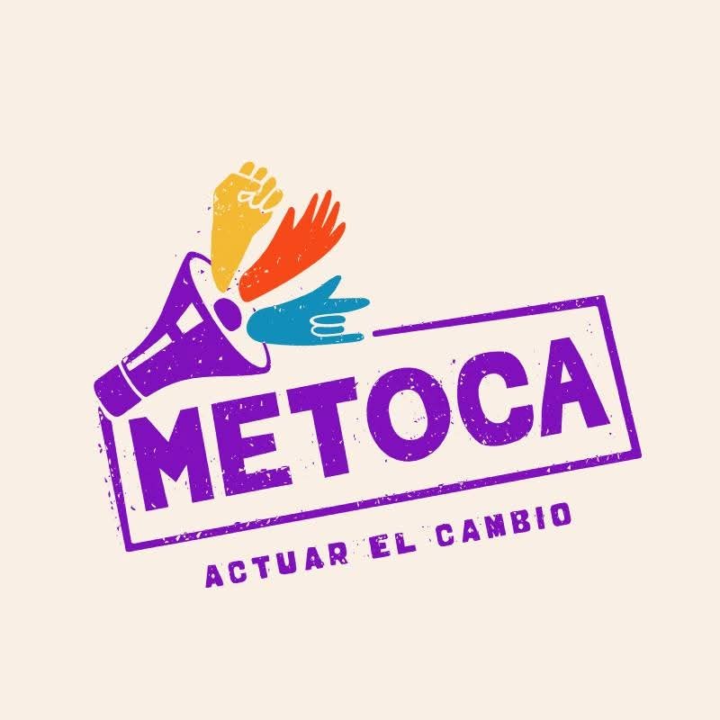 Logotipo de Metoca sobre fondo crema con un megáfono púrpura inclinado hacia la derecha, del que salen 3 manos de colores: una mano amarilla en puño levantado, una mano naranja abierta con los dedos hacia arriba y una mano azul turquesa haciendo el gesto de cuernos. A la derecha hay un rectángulo púrpura ligeramente inclinado con la palabra “METOCA” en mayúsculas grandes y textura desgastada, y debajo, en forma curva, el texto “ACTUAR EL CAMBIO” también en mayúsculas púrpuras.